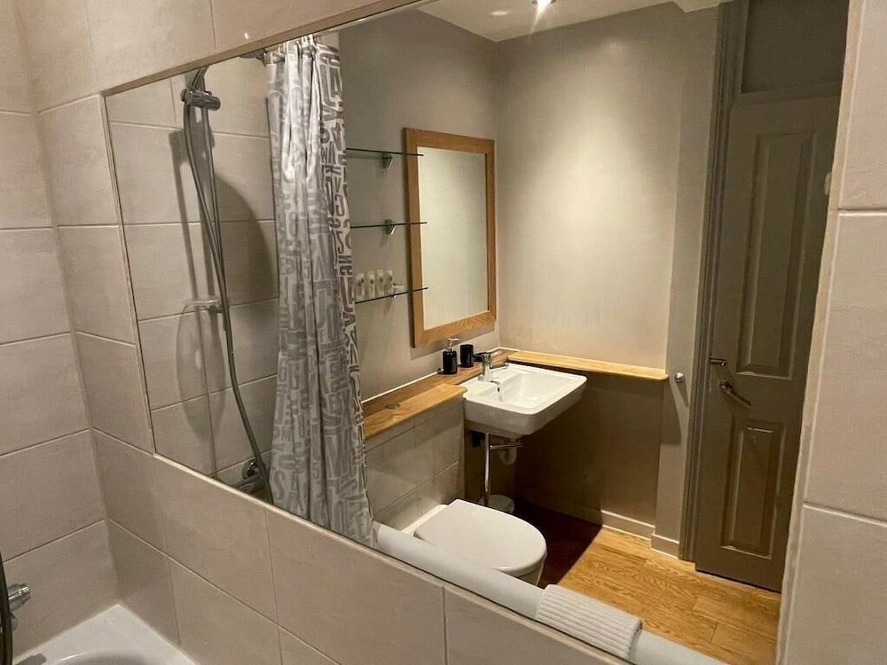 Фото Modern Two Bedroom Apartment in Fulham by Sojo Stay