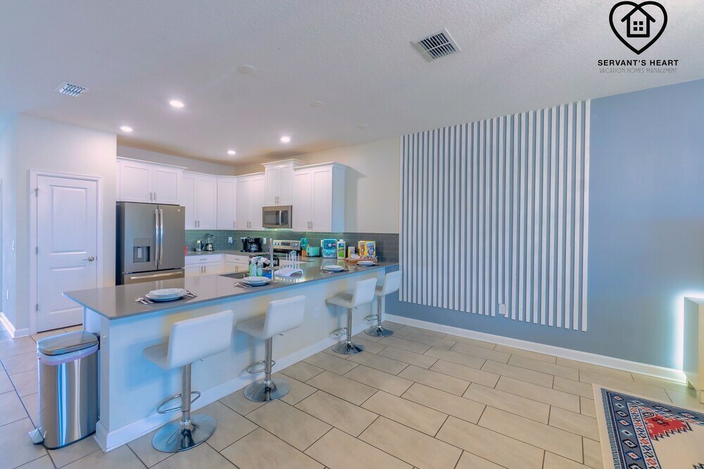 Фото Lakeview Luxury 9 Bedroom & 5 Bathroom w Private Pool