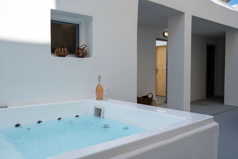 Фото Villa Tholos with Private Jacuzzi
