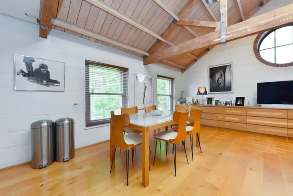 Фото Stunning 2 Bedroom Mezzanine Loft in Portobello