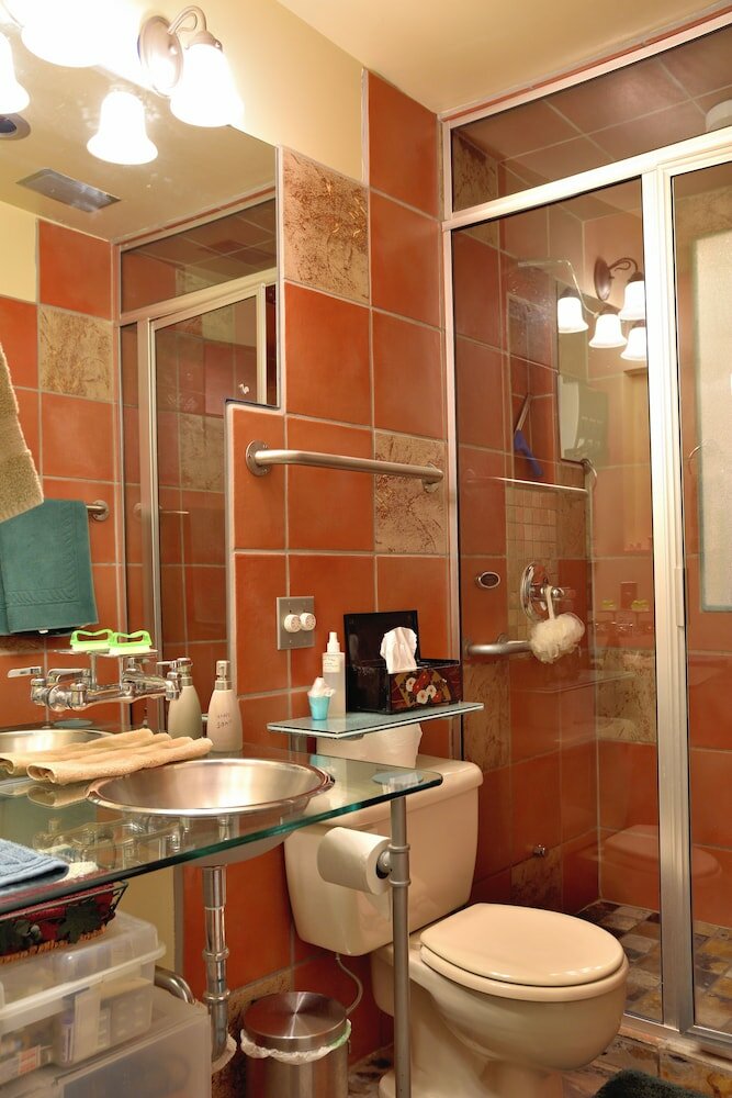 Фото Mediterranean Edmonton BnB