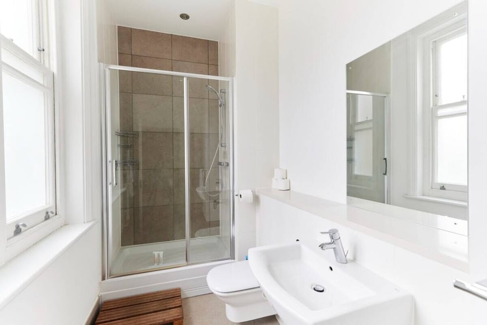 Фото The Woolwich Retreat - Enticing 5bdr House With Parking