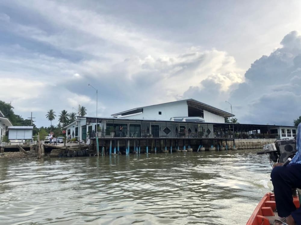 Фото Chaiyai River Front Hotel