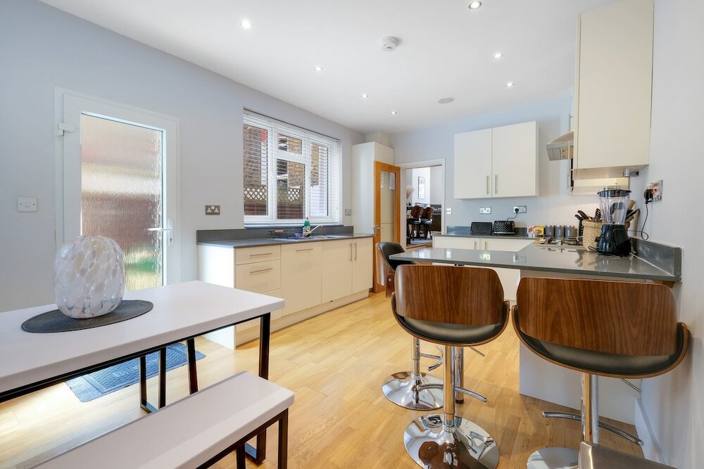 Фото Luxury 3 Bedroom 2 Bathroom House Fulham