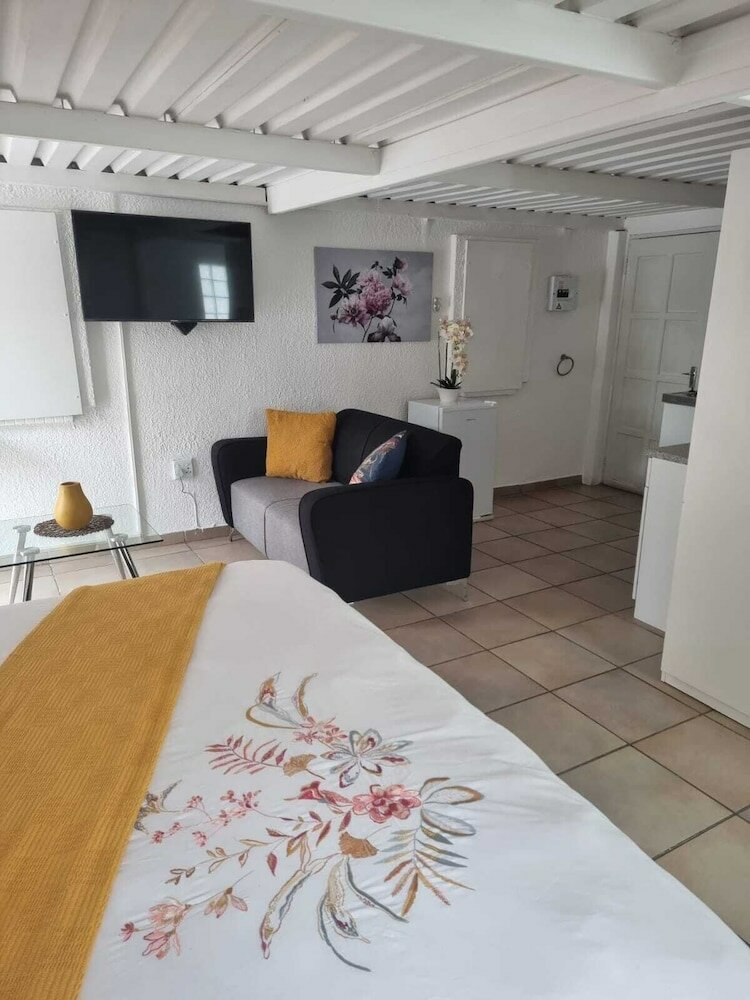 Фото Alicats Place Executive Lodge & Conference