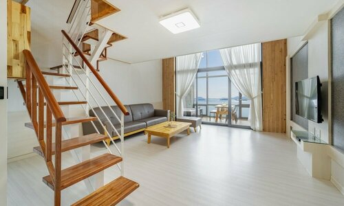 Гостиница Yeosu Sunset Hostel and Pension