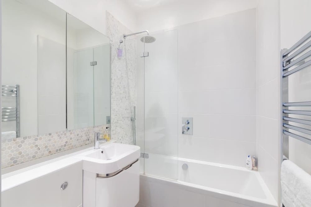 Фото Modern stylish and luxurious 1 bed flat