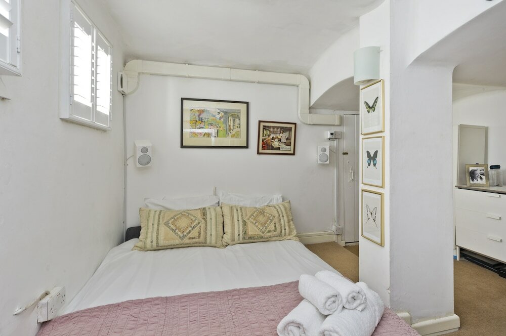 Фото Beautiful Battersea Home by Clapham Junction by UnderTheDoormat