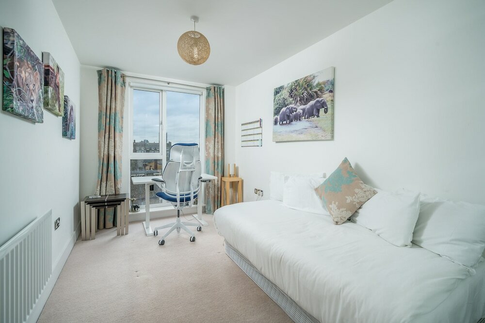 Фото Altido Gorgeous 2-Bed Flat W Desk In Wandsworth