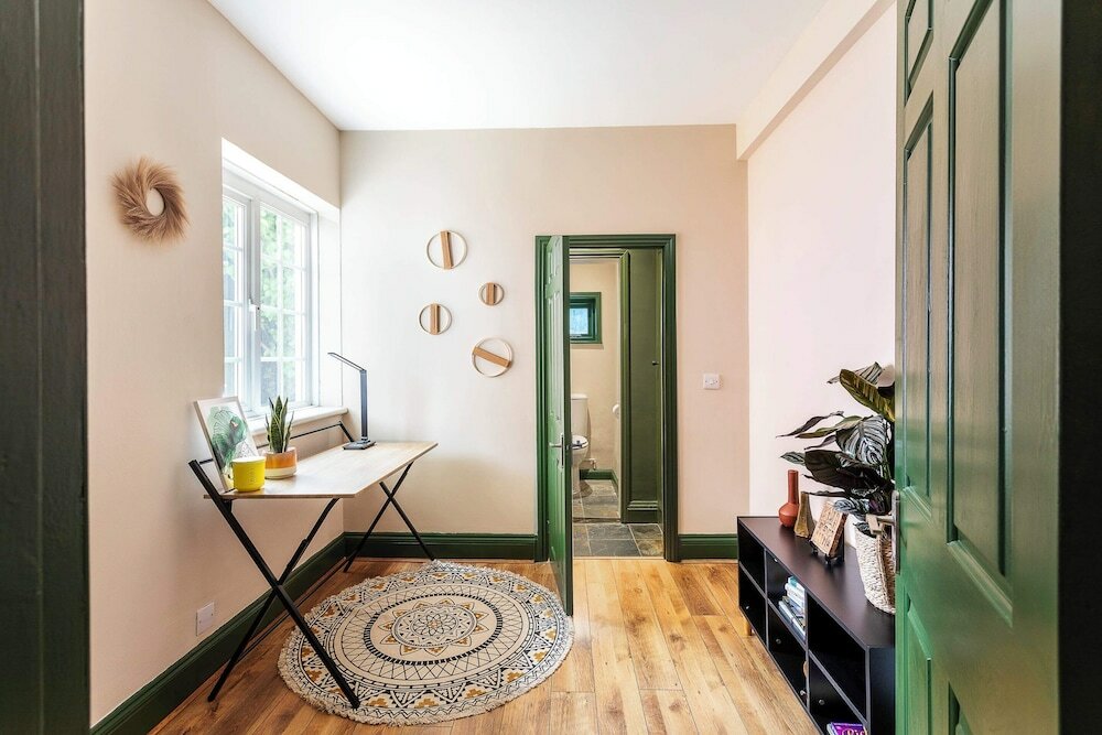 Фото Chiswick Gem: Stylish 1-bed Flat for Modern Living