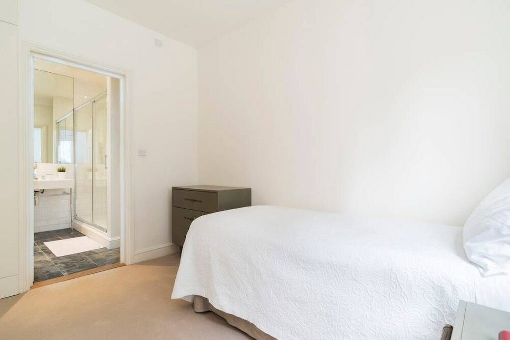 Фото Lovely 3 bedroom house South Kensington