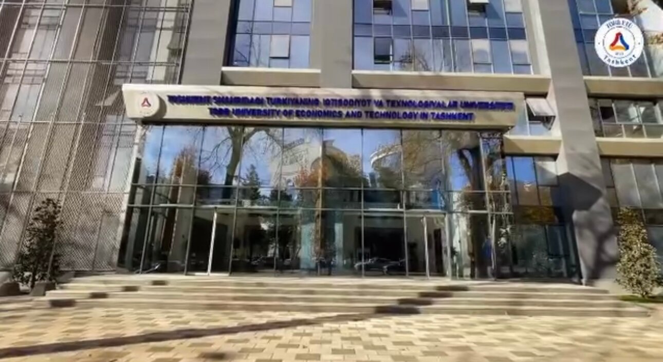 Ajoyib ichki kiyimdagi issiq chaqaloq