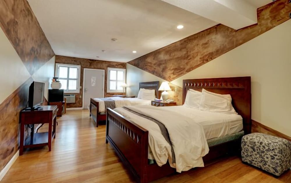 Фото Hamilton Village Inn