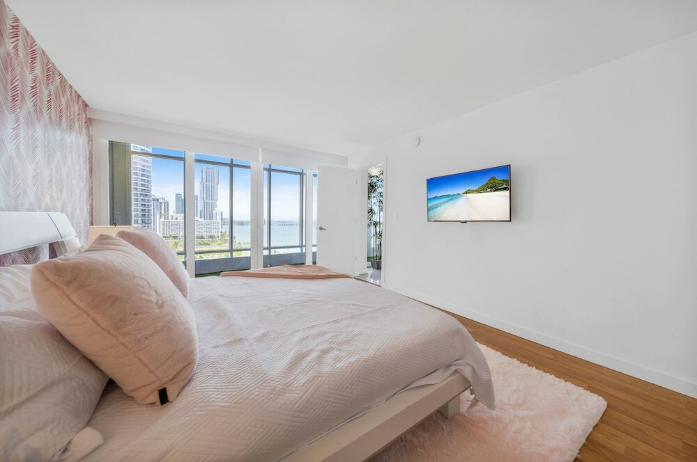 Фото Bayfront Gem With Balcony and Pool