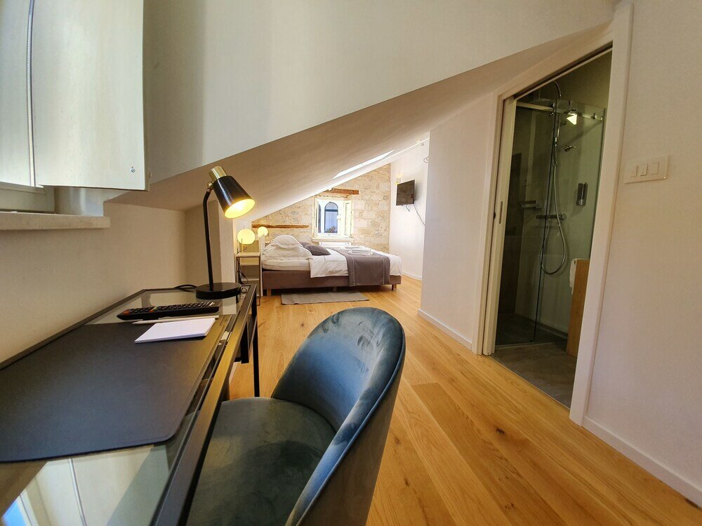 Фото The Suites at Central Split