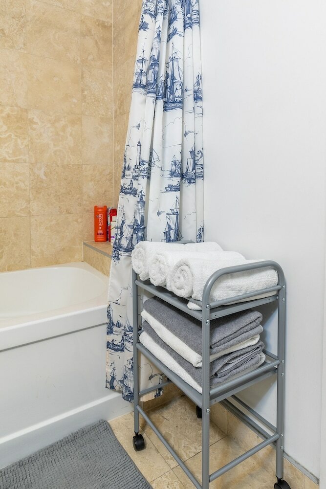 Фото Skytrees Condos at Union Station