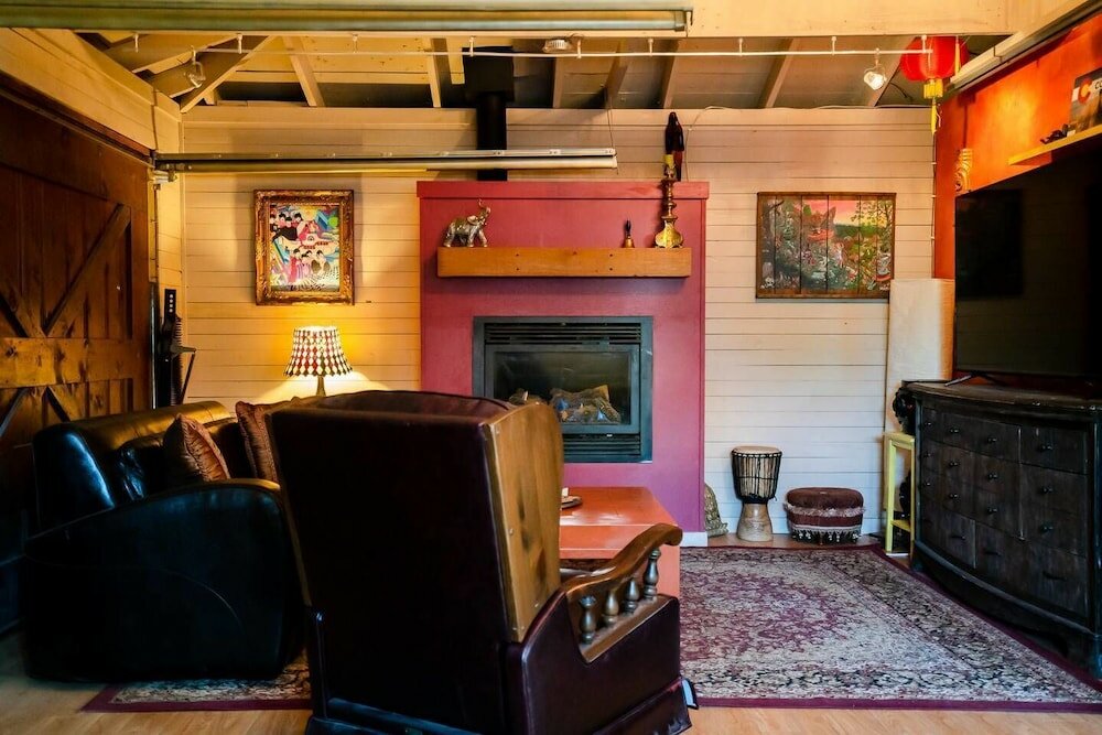 Фото Casa de Henrichs & The Den Spacious Backyard