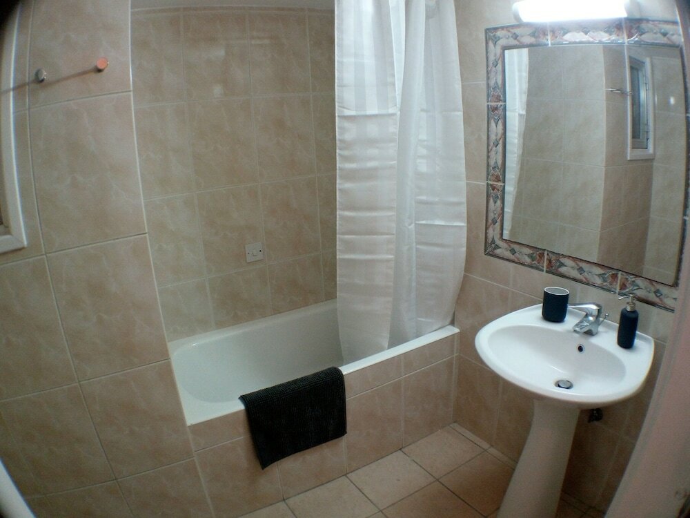 Фото 3 Bed Apartment on the Beach