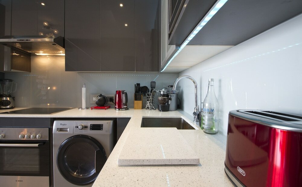 Фото Trendy 1-br City Center Apt