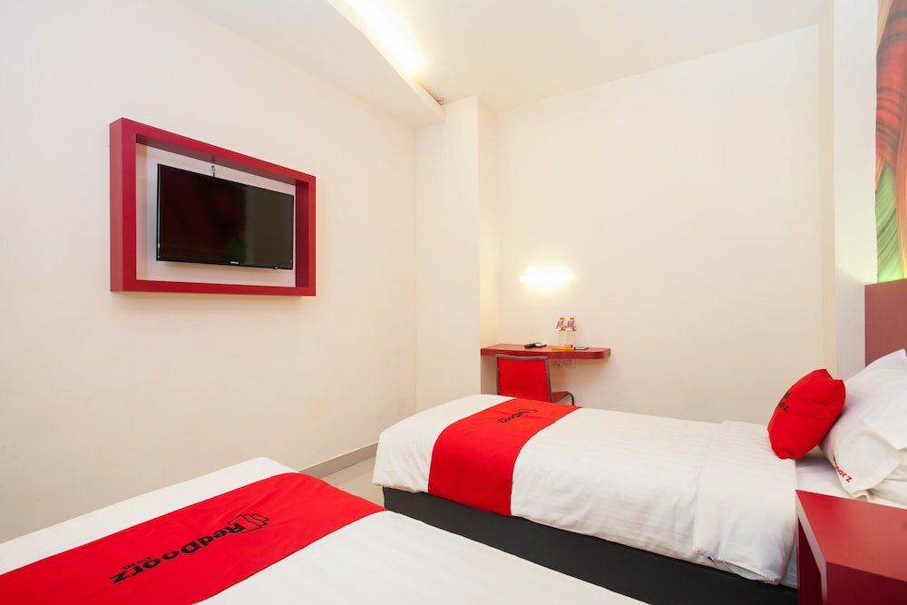 Фото RedDoorz near Hawaii Water Park