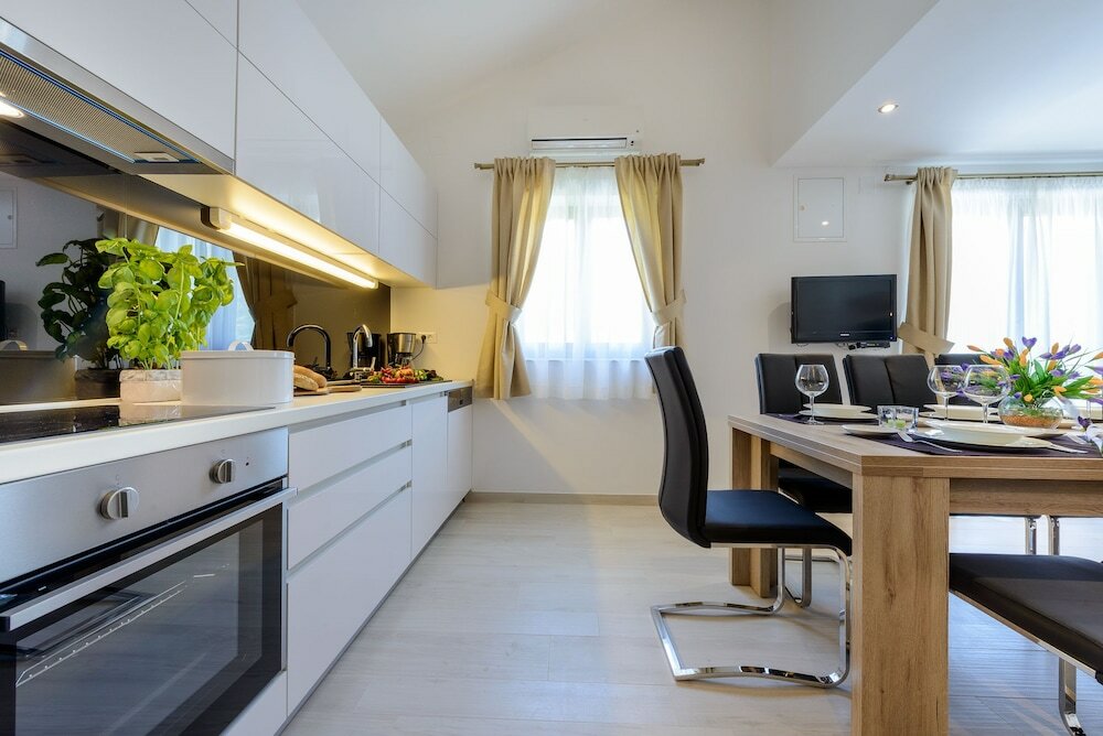 Фото Holiday Home with Private heated Pool, Sea view & Basketball Court