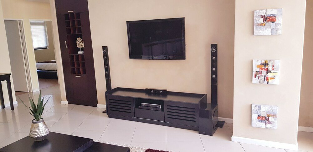 Фото Luxurious Apartment in Century City