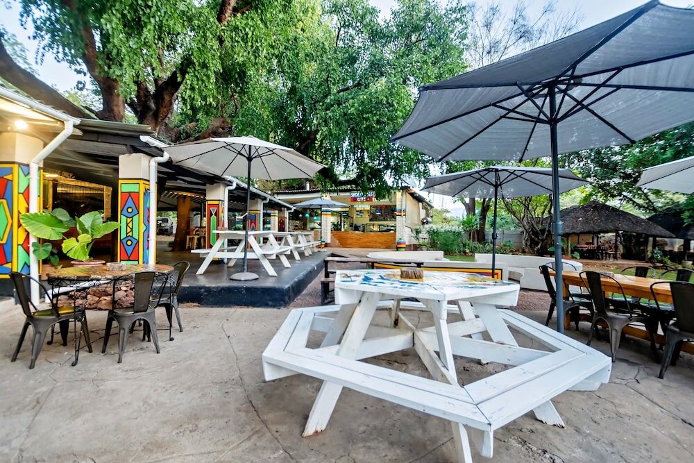 Фото Shoestrings Backpackers & Bar