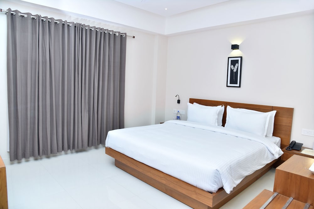 Фото Navaratna Inn A Luxury Hotel