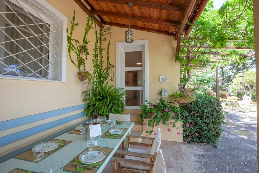 Фото Beautiful mini eco farmhouse