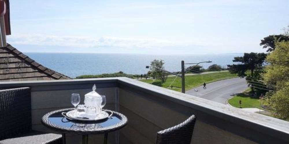 Фото Dashwood Manor Seaside Bed & Breakfast