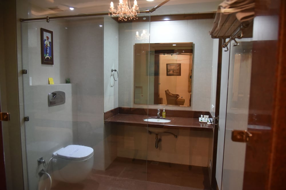 Фото Leela Grande Hotel