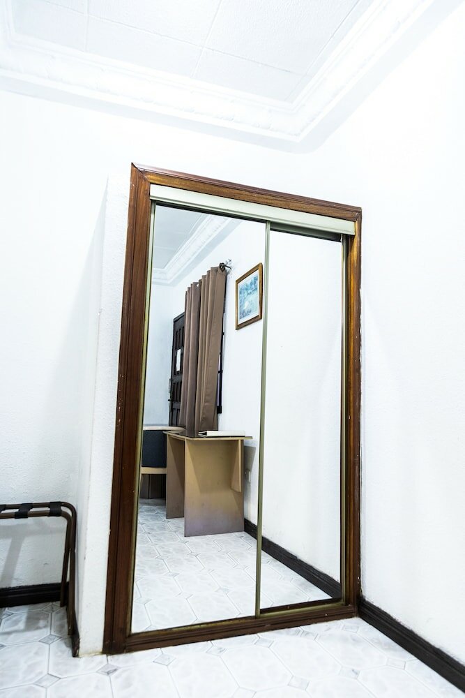 Фото Hill View Hotel West Airport