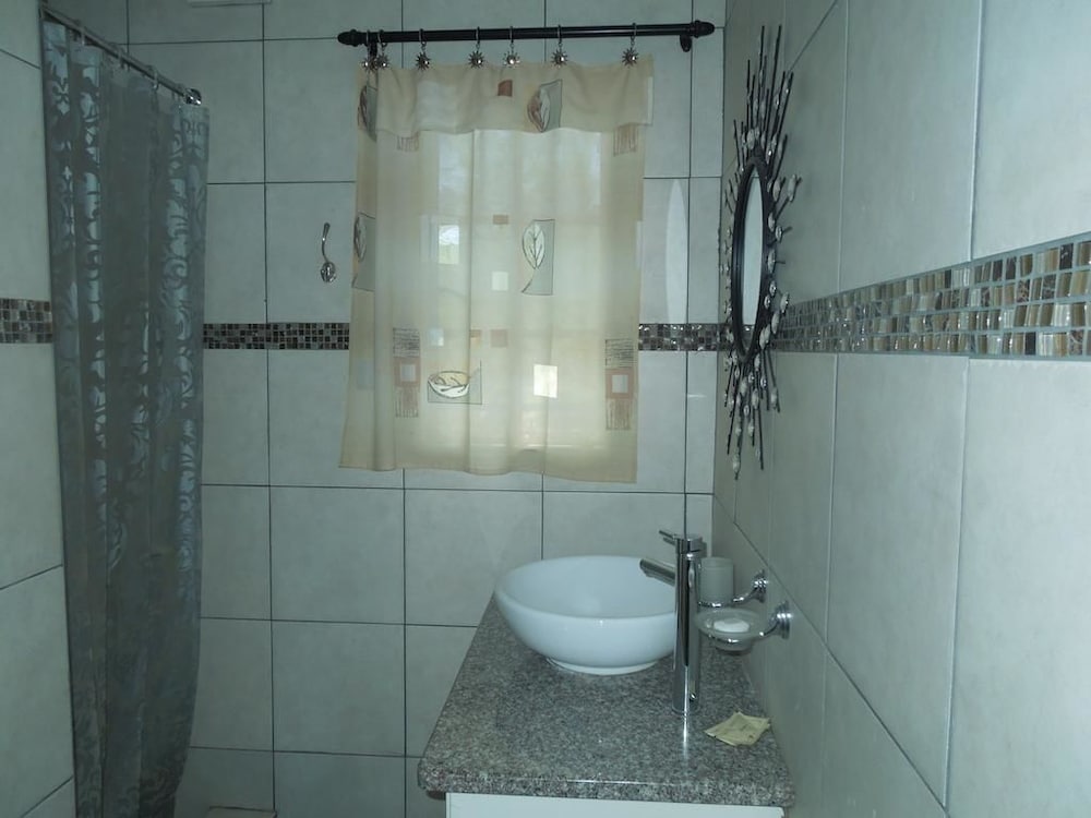 Фото Lilac Lodge Purple House