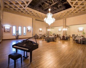 Paypoq kiygan ajoyib xonim, restoran egasi, xodimni vasvasaga soldi.