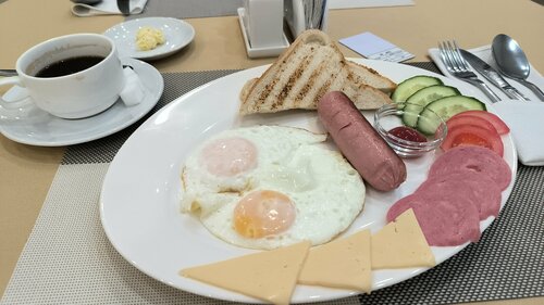 Порнографиялық теледидардың алдында өзін еркелетеді