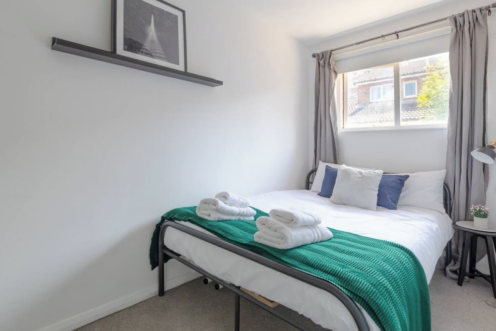 Фото Lovely 4 Bed House w Garden, 1 Stop to Waterloo