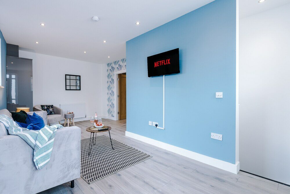 Фото One&Two Bedroom Luxe Apts near Trafford