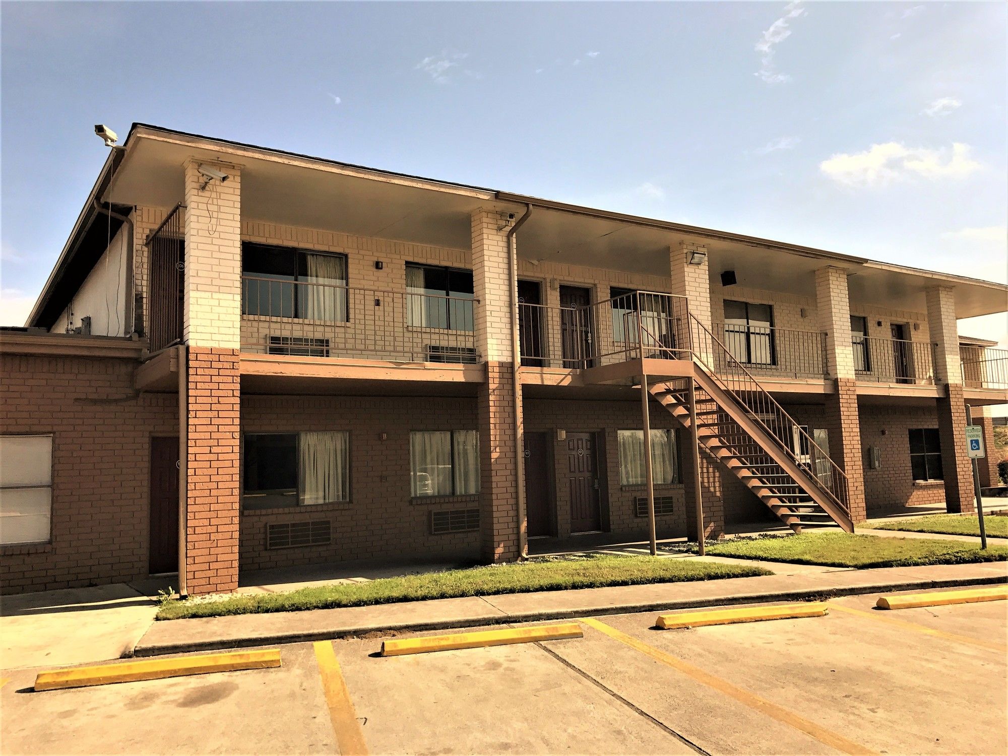 Фото HomeTowne Studios by Red Roof San Antonio E - Near At&t Center