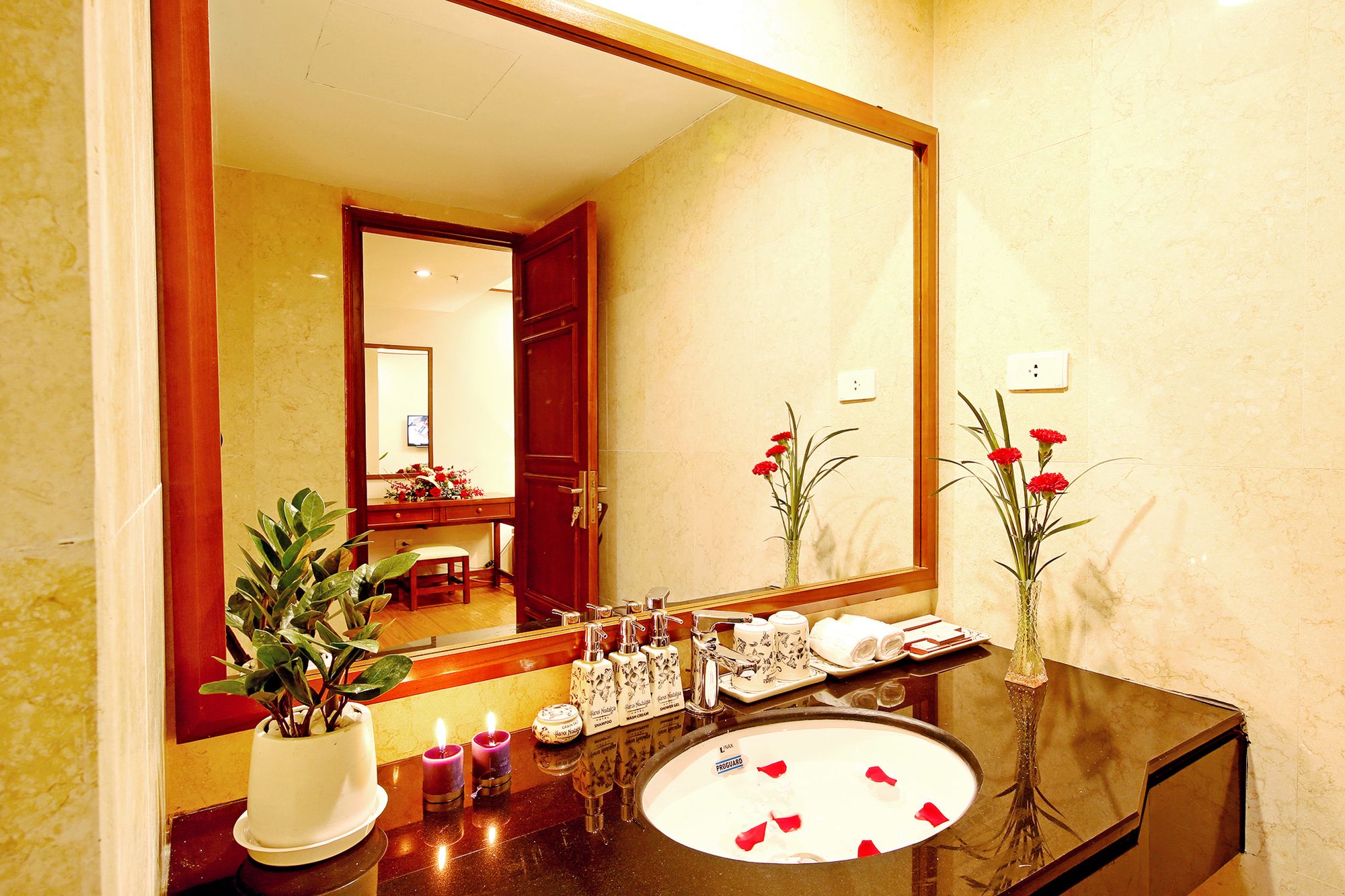 Фото Hanoi Nostalgia Hotel & SPA