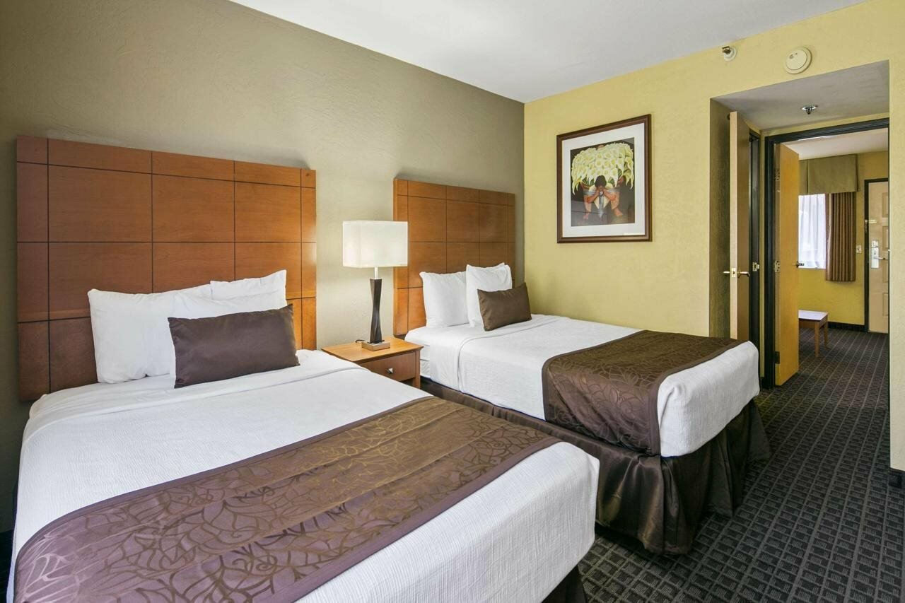 Фото Best Western Plus Scottsdale Thunderbird Suites