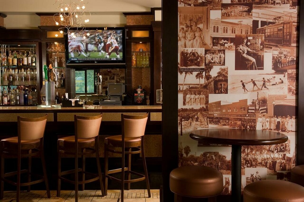 Фото Embassy Suites Tampa Downtown