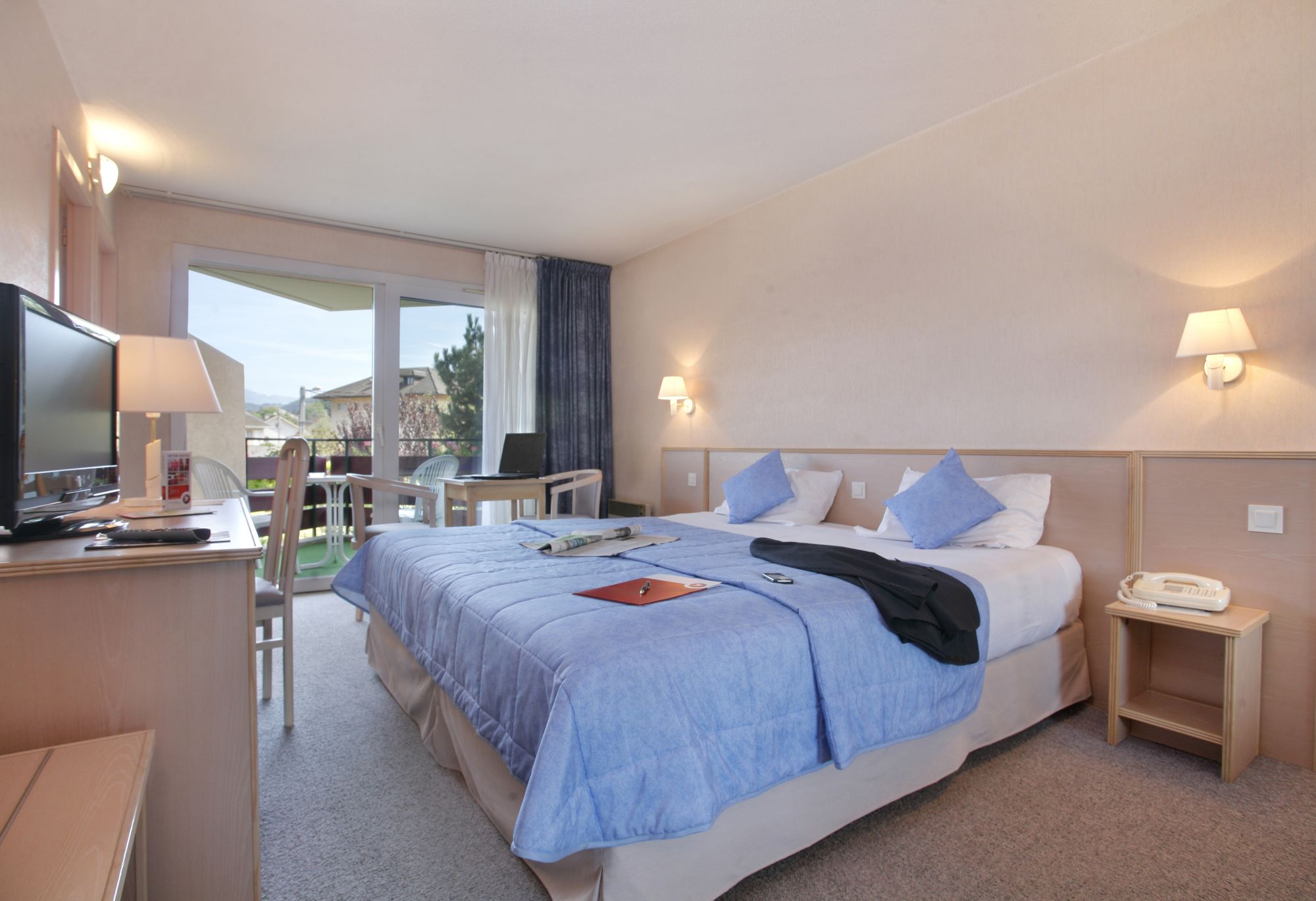 Фото Logis Hôtel l'Arc en Ciel