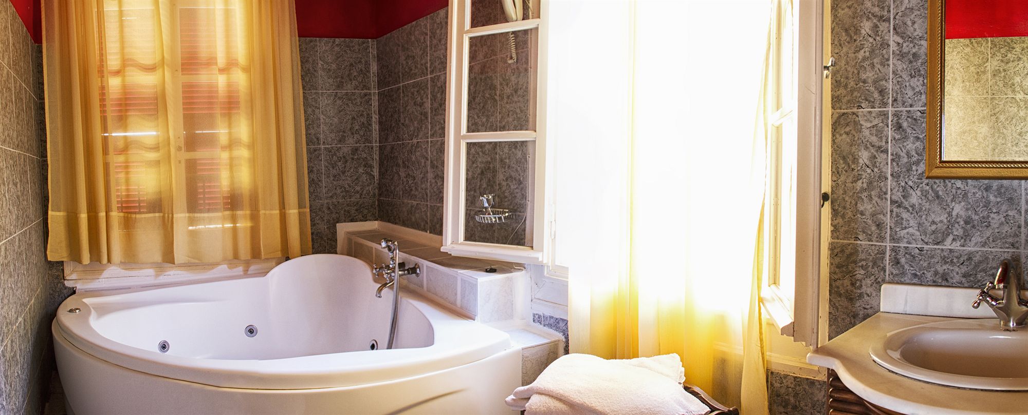 Фото Ilion Hotel Suites