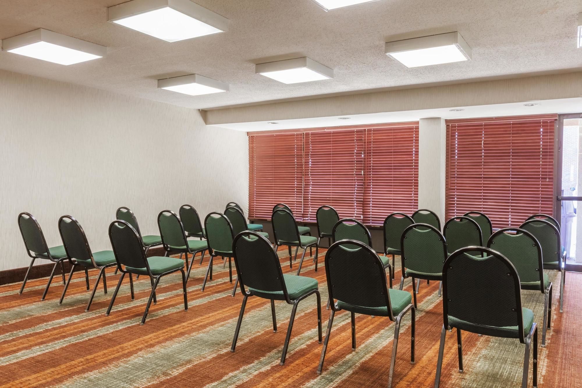 Фото Days Inn by Wyndham Newark Wilmington