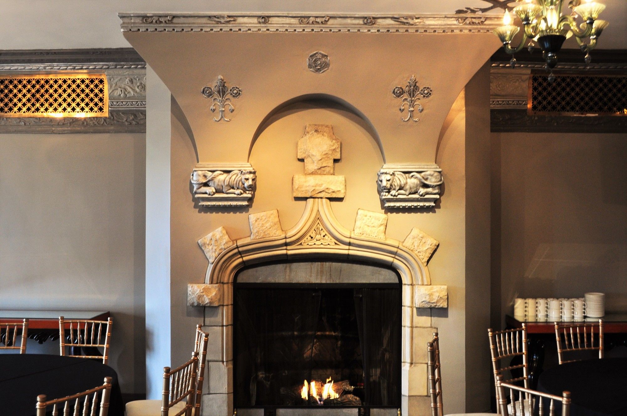 Фото The Tudor Arms Hotel Cleveland - a DoubleTree by Hilton