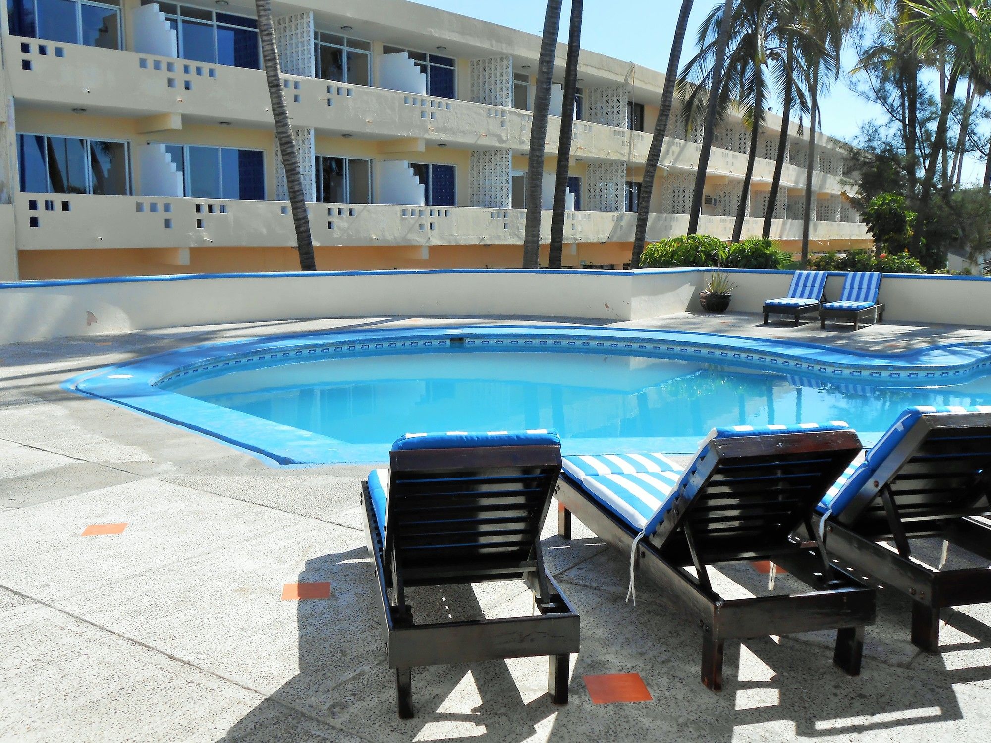 Фото Hotel Las Jacarandas