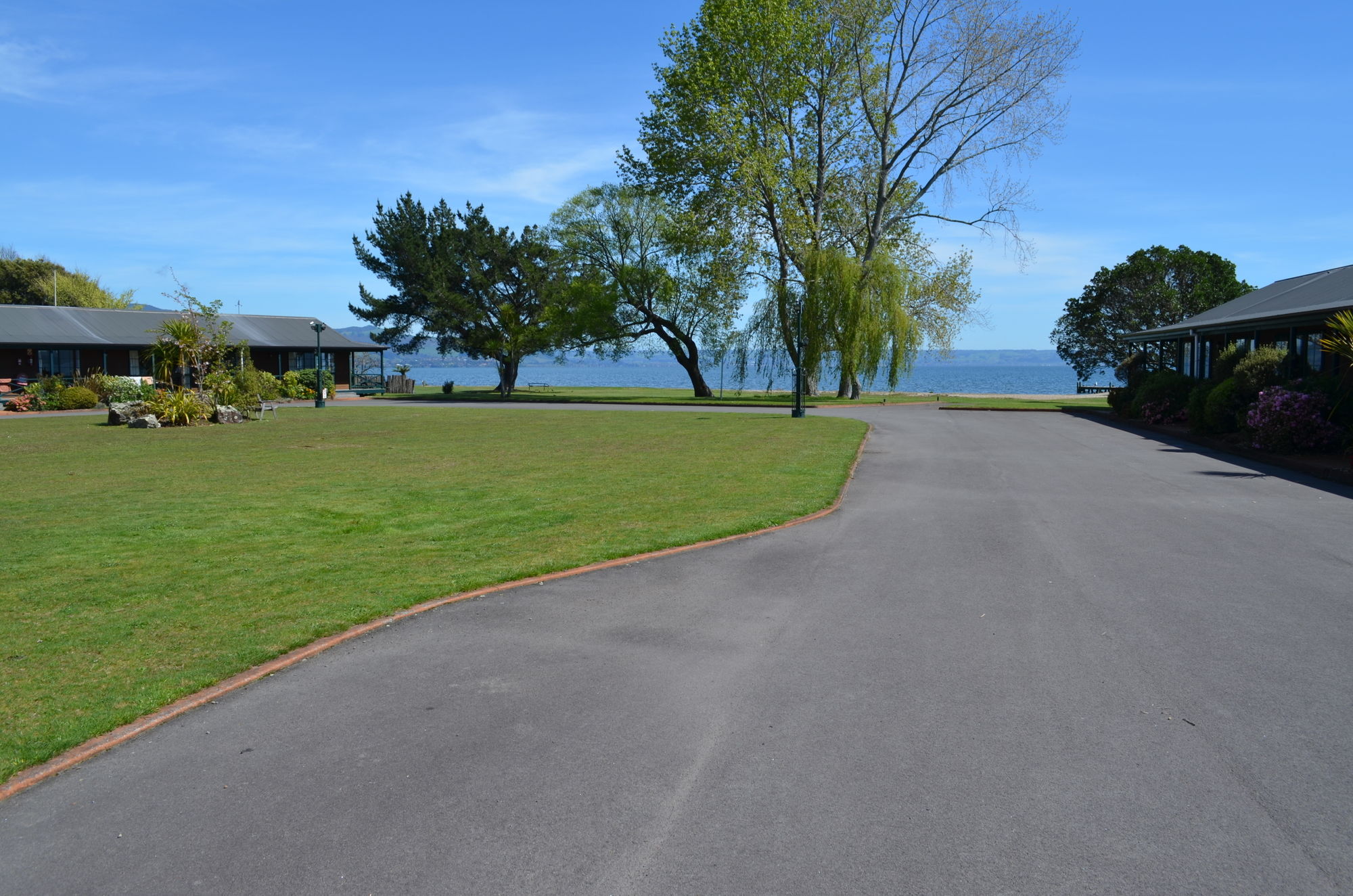 Фото Cedarwood Lakeside Motel & Conference Venue