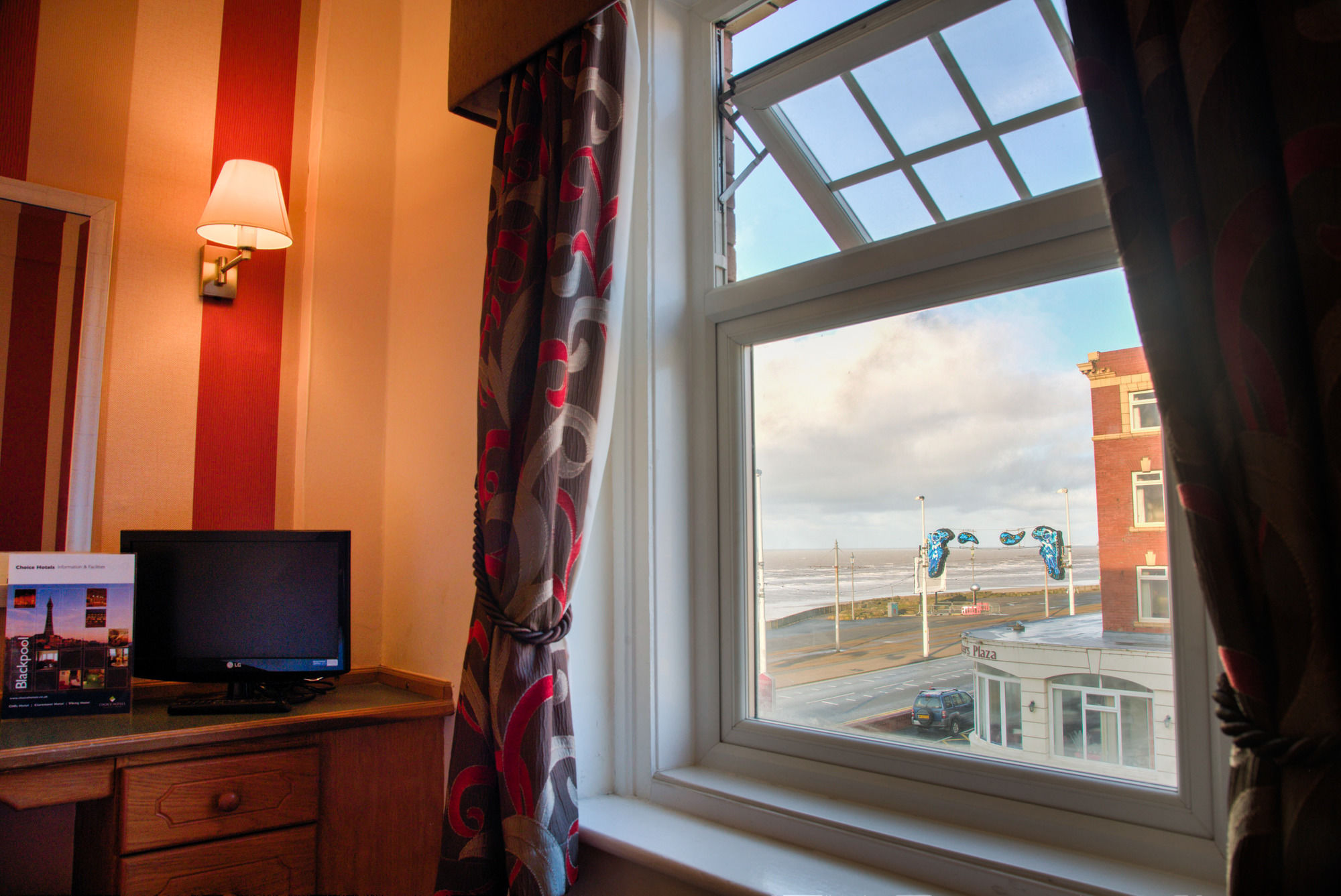 Фото The Cliffs Hotel Blackpool