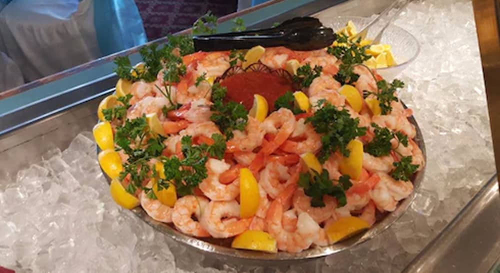 Фото Ramada by Wyndham Hawthorne Lax La Stadium