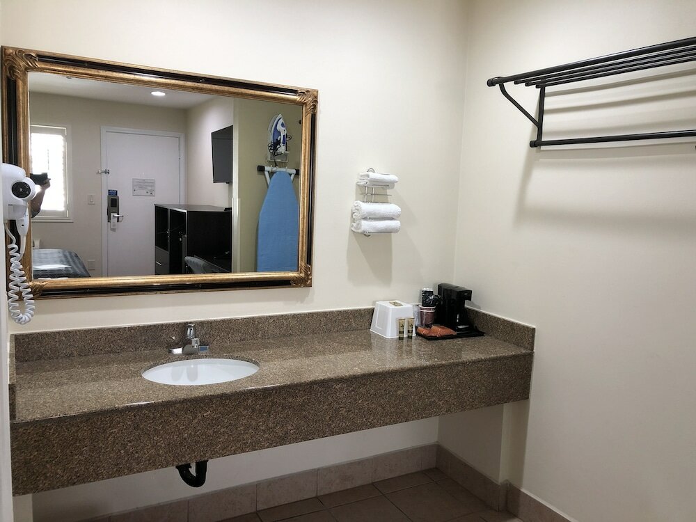 Фото Simply Home Inn & Suites